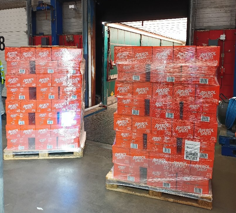 Warehouse unloading operation with palletized goods