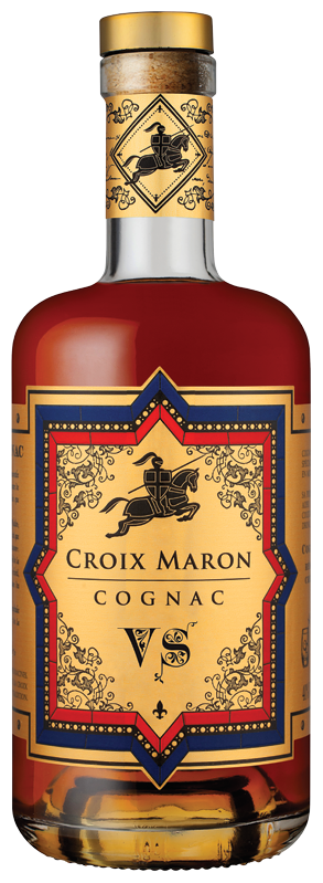 Botella de Croix Maron Cognac VS, con líquido color ámbar, tapón dorado y etiqueta amarilla con detalles rojos, azules y negros, sobre fondo claro.